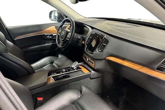 Volvo XC90 11 of 30
