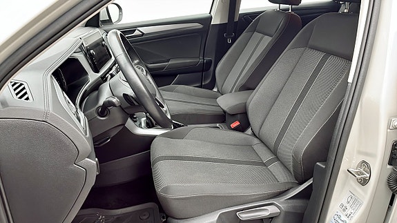 Volkswagen T-Roc 8 of 12