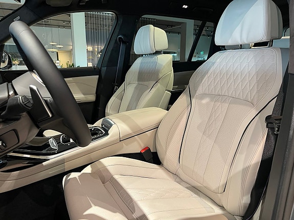BMW X7 8 of 30
