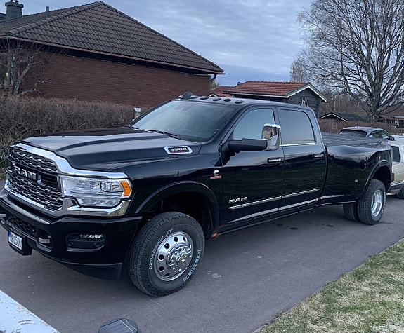 Dodge RAM 3500 3 of 5
