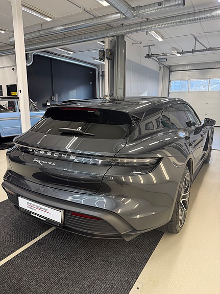 Porsche Taycan 4S 7 of 10