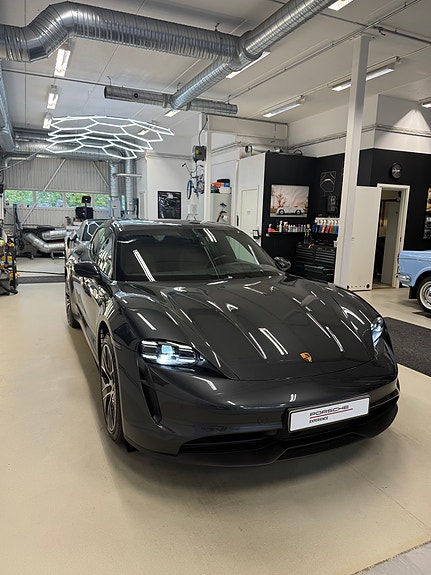 Porsche Taycan 4S 2 of 10
