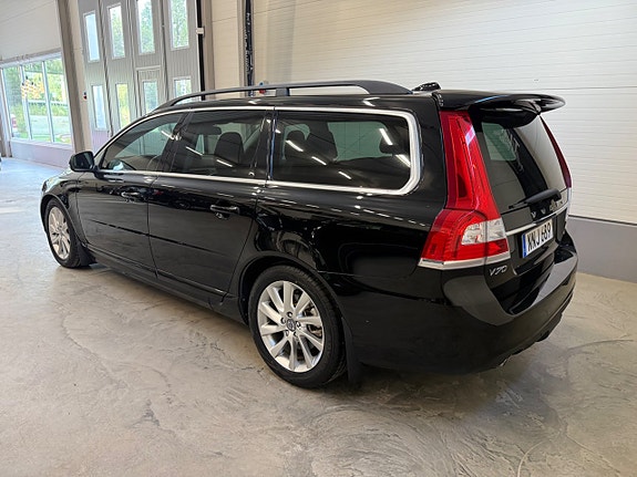 Volvo V70 2 of 16