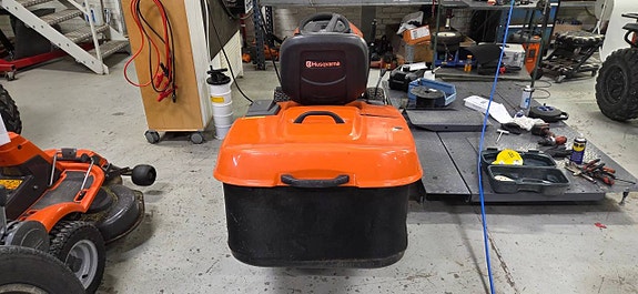 Husqvarna CTH150 Twin Gräsklippartraktor 3 of 5