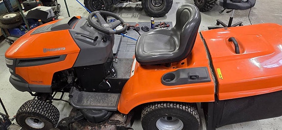 Husqvarna CTH150 Twin Gräsklippartraktor 2 of 5