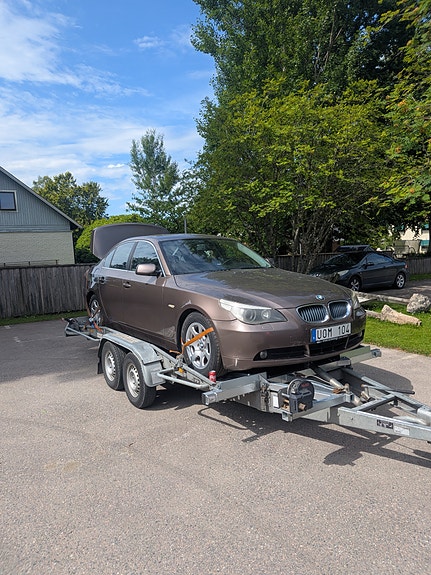 BMW 520i 2 of 4