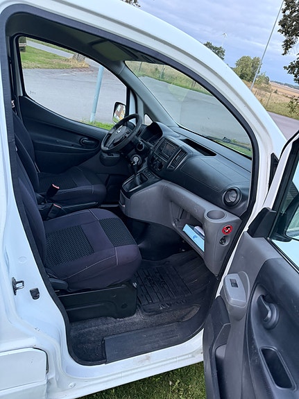 Nissan NV200 6 of 8