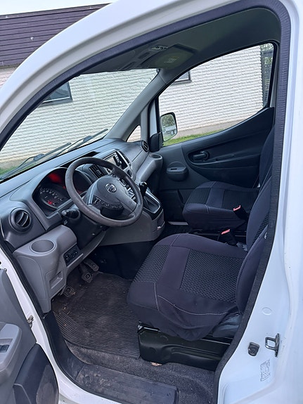 Nissan NV200 5 of 8
