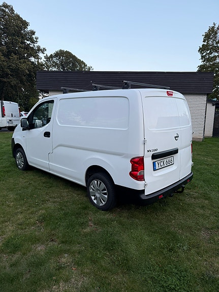 Nissan NV200 4 of 8