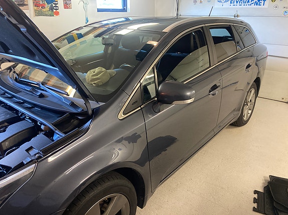 Toyota Avensis 2 of 9