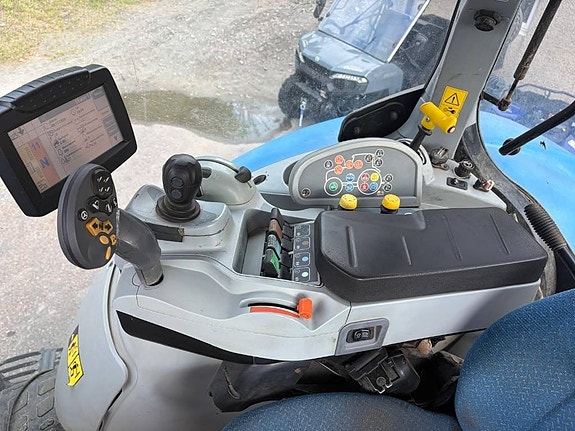 New Holland T6070 8 of 9