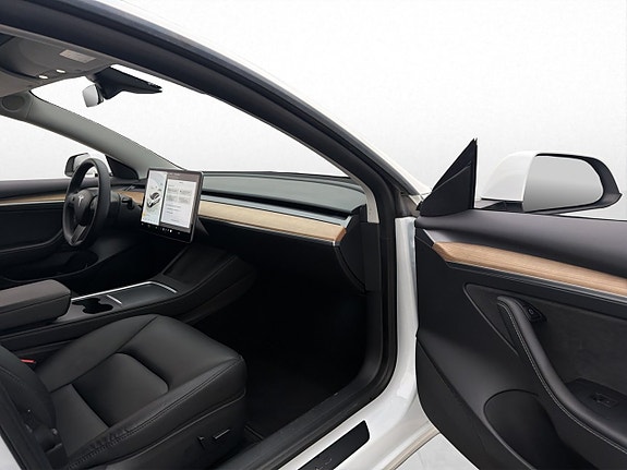 Tesla Model 3 24 of 30