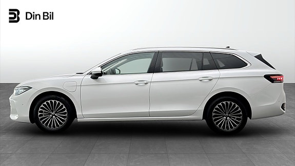 Volkswagen Passat 2 of 19