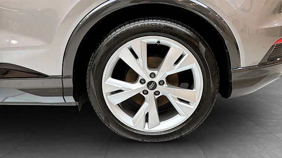 Audi Q4 e-tron 6 of 15
