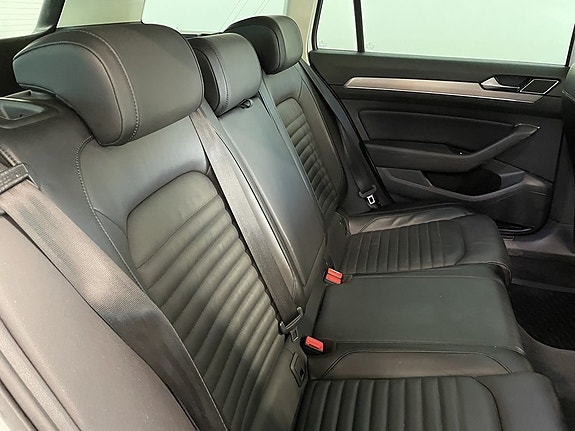 Volkswagen Passat Alltrack 12 of 27