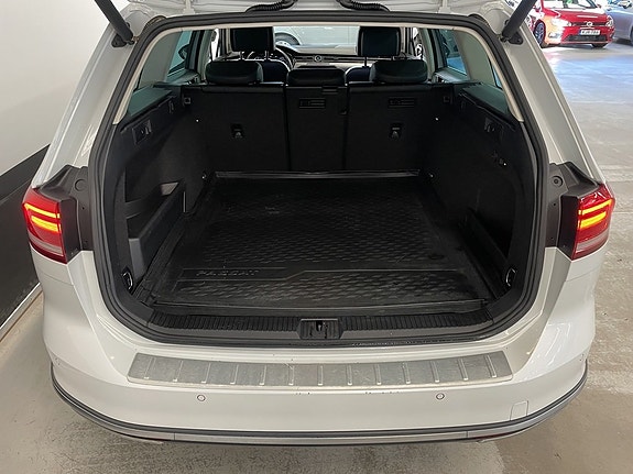 Volkswagen Passat Alltrack 9 of 27