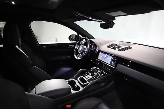 Porsche Cayenne 8 of 25