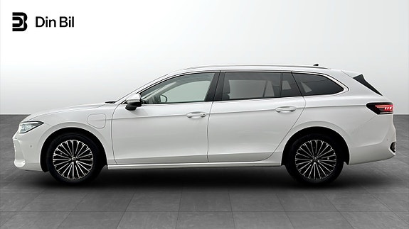 Volkswagen Passat 2 of 19