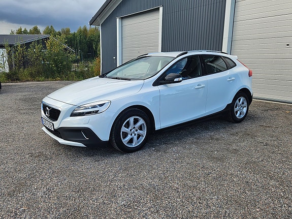 Volvo V40 Cross Country 2 of 8
