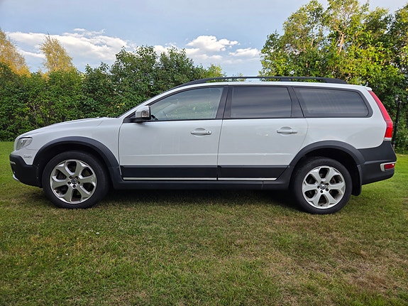 Volvo XC70 2 of 7