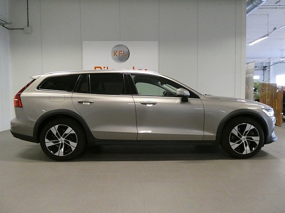 Volvo V60 Cross Country 7 of 27