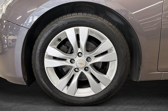 Chevrolet Cruze 2 of 13