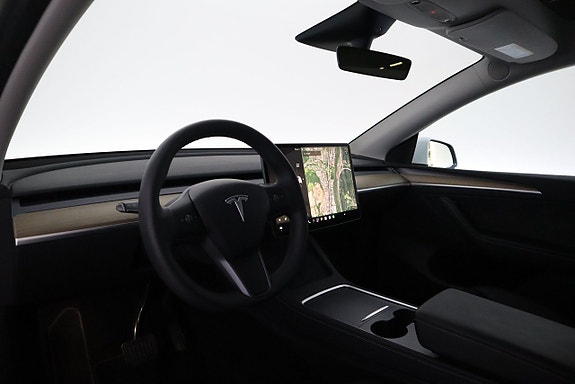 Tesla Model Y 10 of 18
