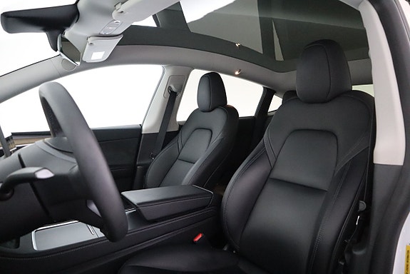 Tesla Model Y 12 of 18