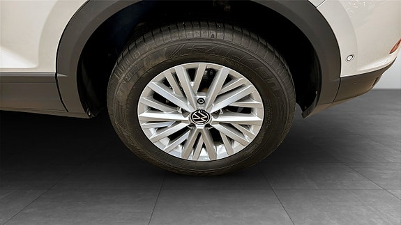 Volkswagen T-Roc 6 of 12