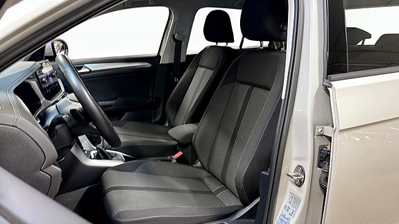 Volkswagen T-Roc 8 of 12