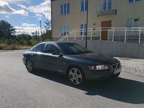 Volvo S60 2 of 5