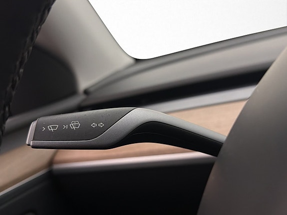 Tesla Model Y 28 of 30