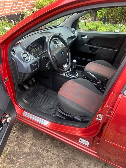 Ford Fiesta 2 of 4