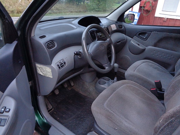 Toyota Yaris Verso 26 of 30