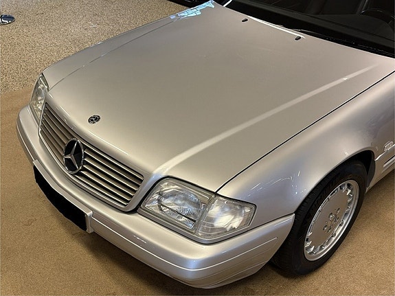 Mercedes-Benz SL320 12 of 30