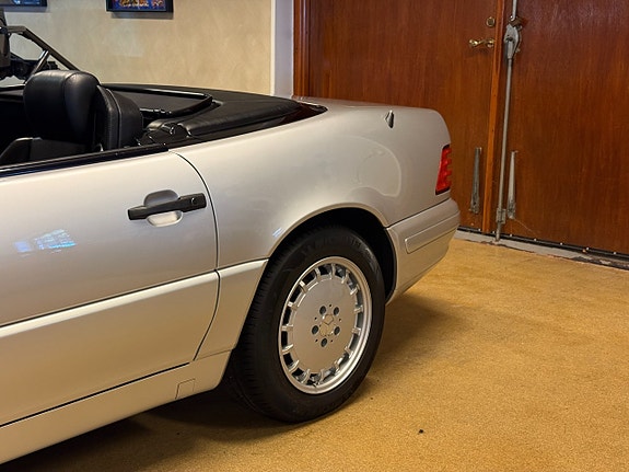 Mercedes-Benz SL320 11 of 30