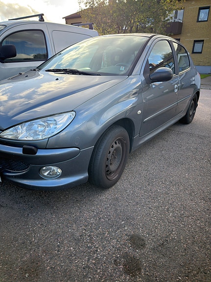 Peugeot 206 2 of 9