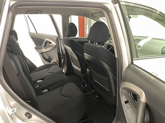 Toyota RAV4 16 of 30