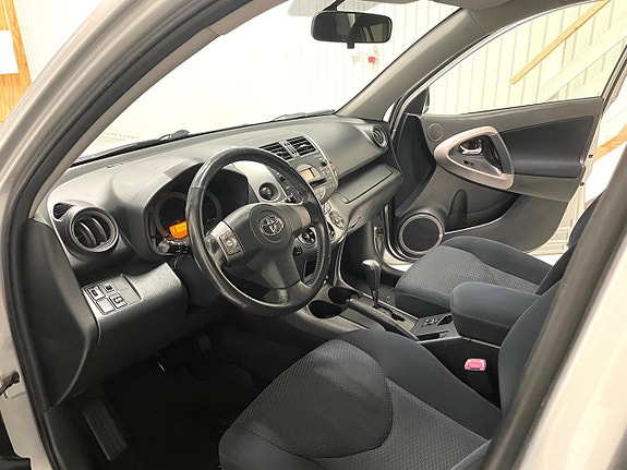 Toyota RAV4 24 of 30