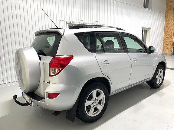 Toyota RAV4 4 of 30