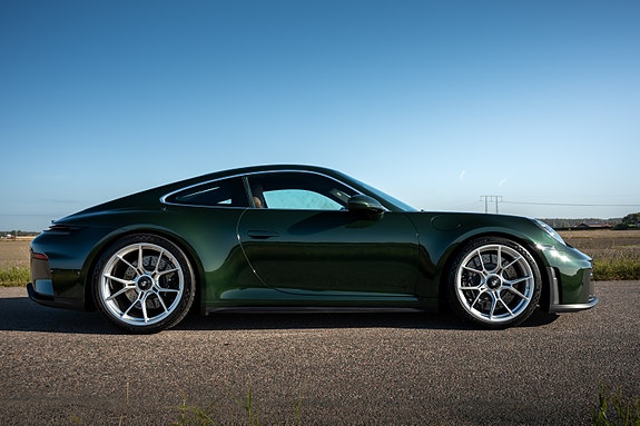 Porsche 911 GT3 2 of 9