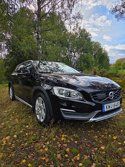 Volvo V60 Cross Country 2 of 7