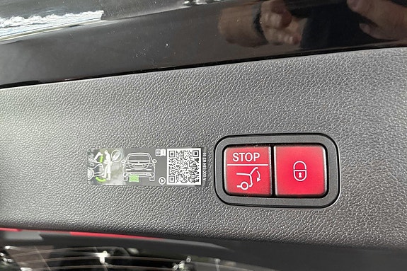 Mercedes-Benz CLA350 14 of 25