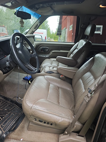 GMC Suburban 7 of 7