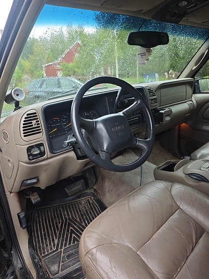 GMC Suburban 5 of 7