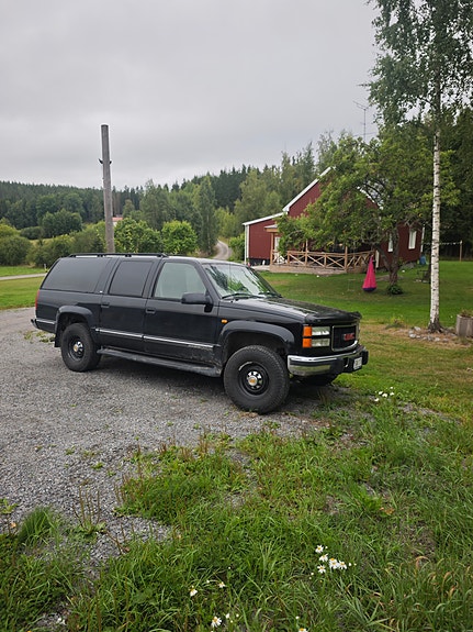 GMC Suburban 3 of 7