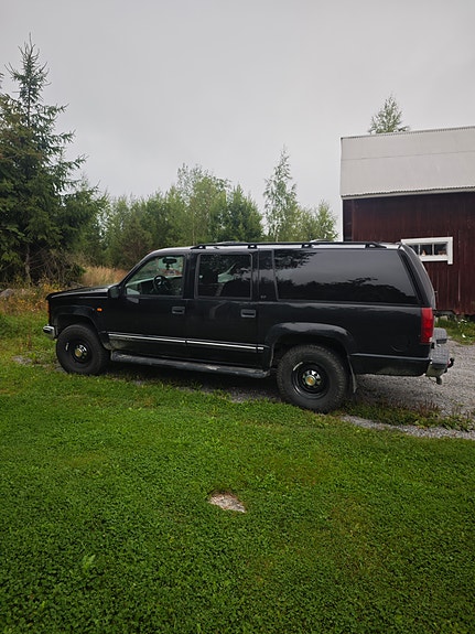 GMC Suburban 2 of 7