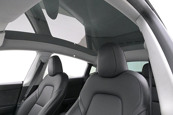 Tesla Model Y 25 of 27