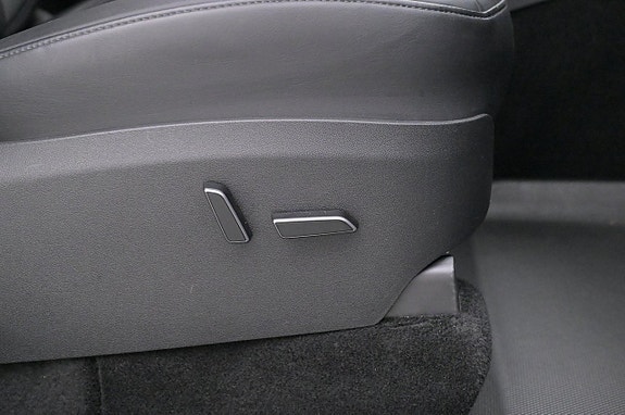 Tesla Model Y 13 of 27