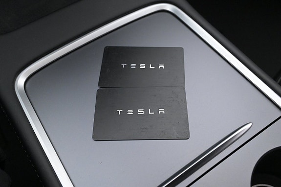 Tesla Model Y 24 of 27